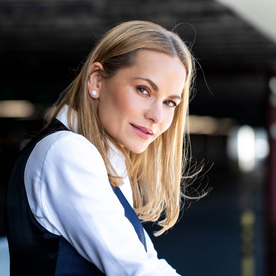 ANNA ON ROADS - CAR PRESENTER