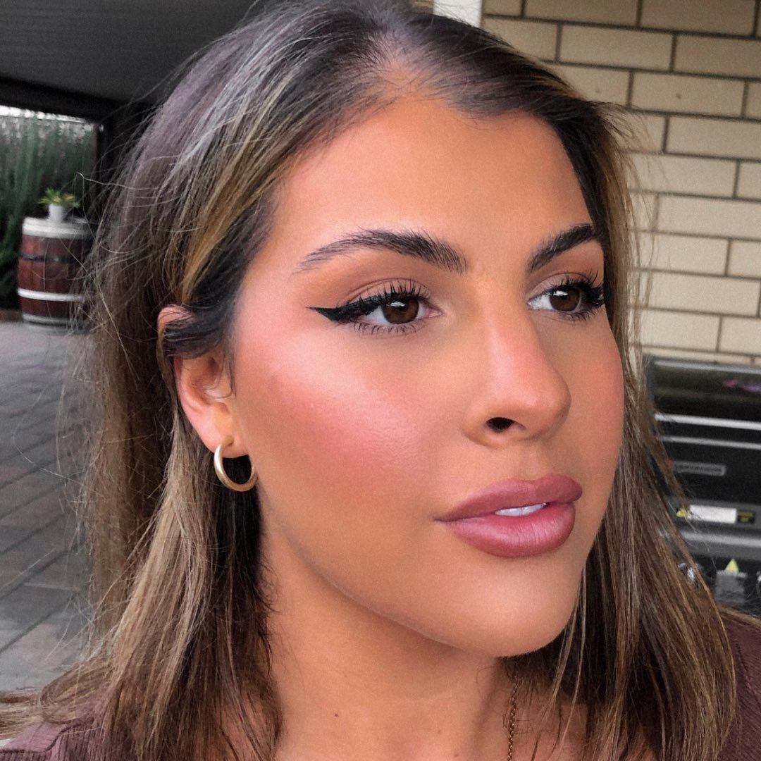 Georgina Neves, Makeup & Brows