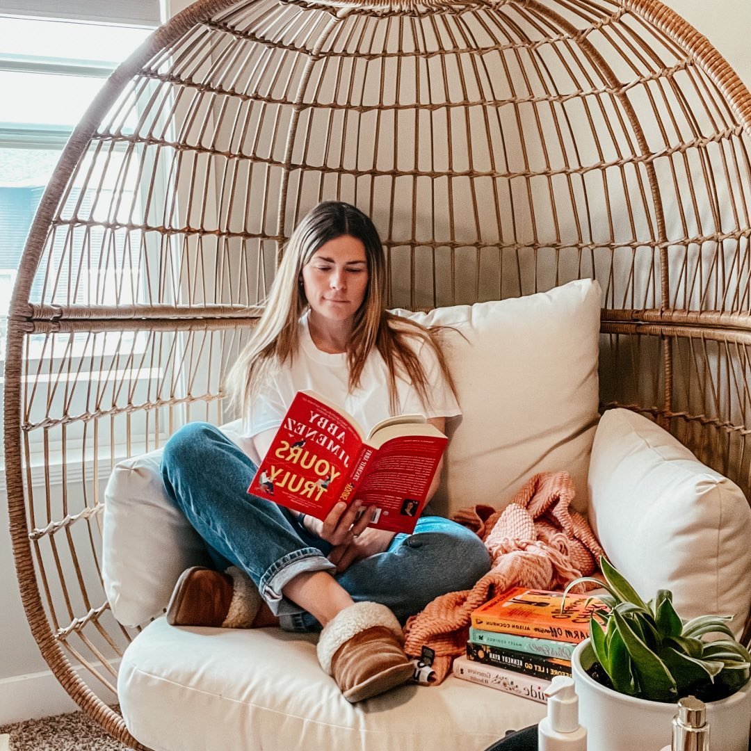 Lacey | Bookstagram + Balanced Lifestyle