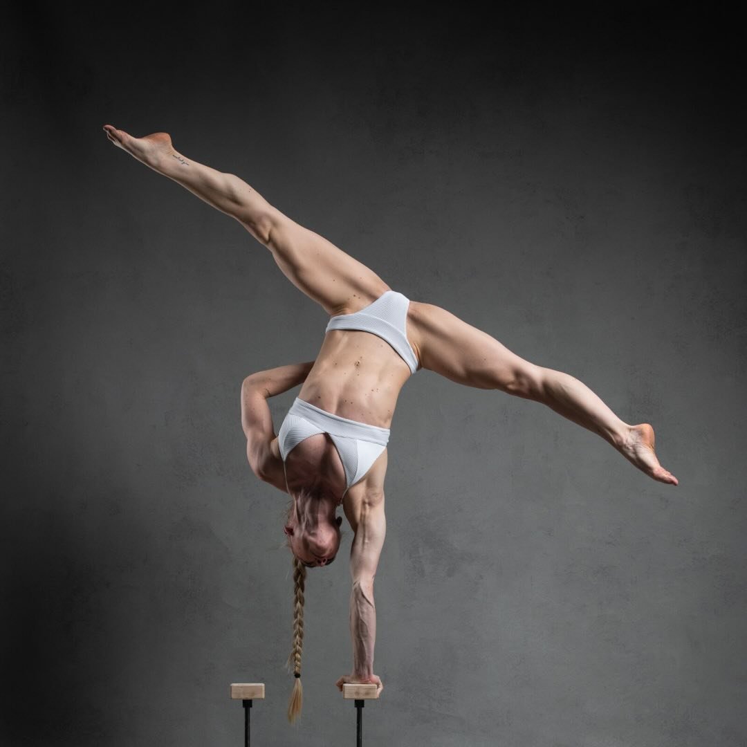 Silje Katrine Dahlby | Handstand & Flexibility Coach