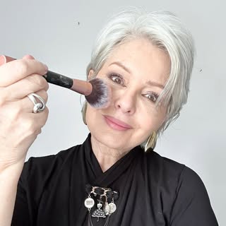 Nicole, estheticienne senior. Anti age simple et look du jour