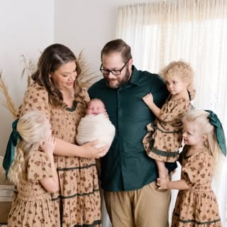Elizabeth Lucenti ( Motherhood & Easy Recipes )