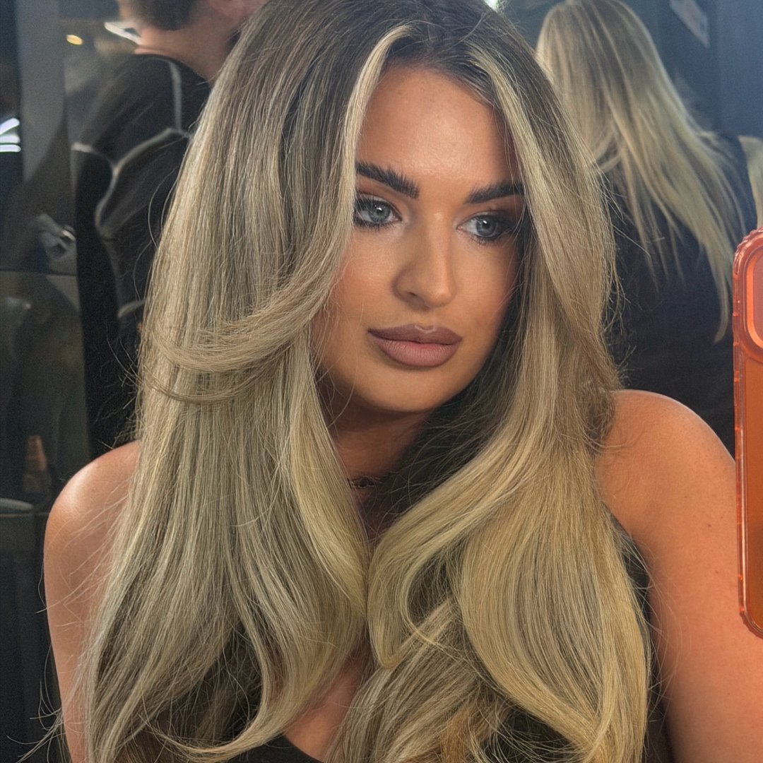 Nikki | Luxe Blonde Specialist | UK Chesterfield