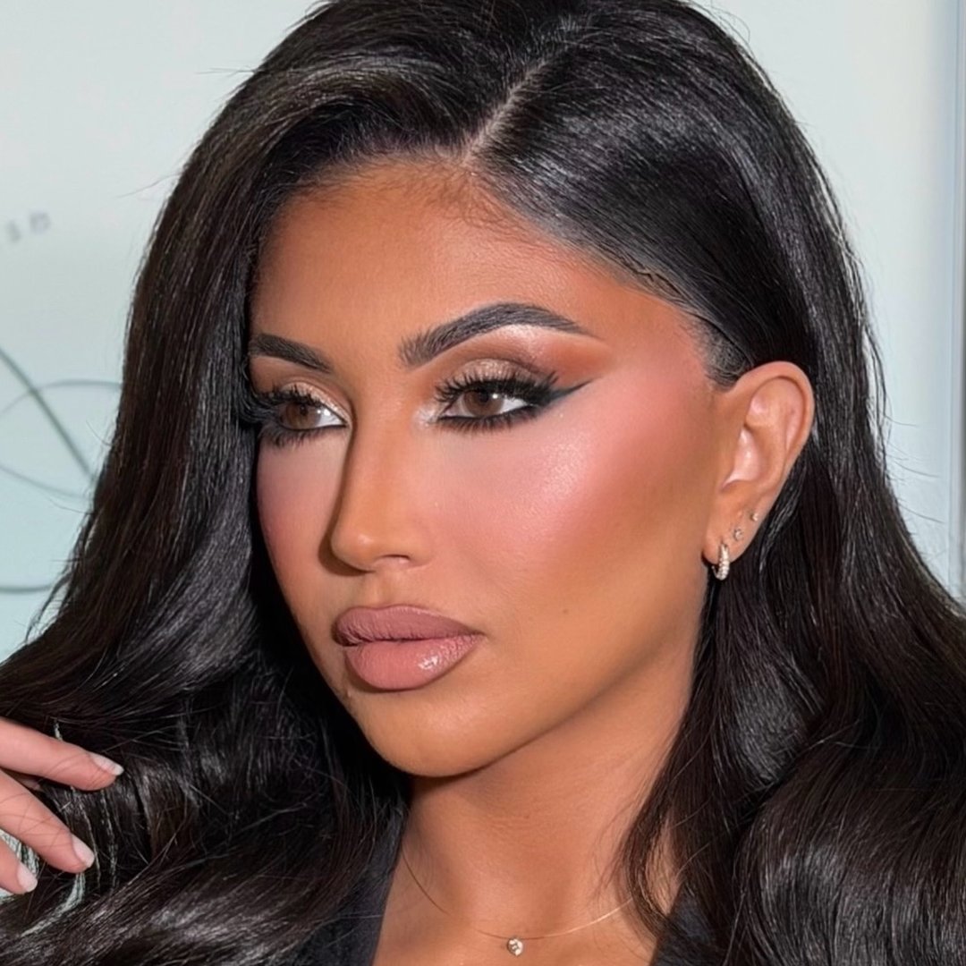 MAKEUP ARTIST