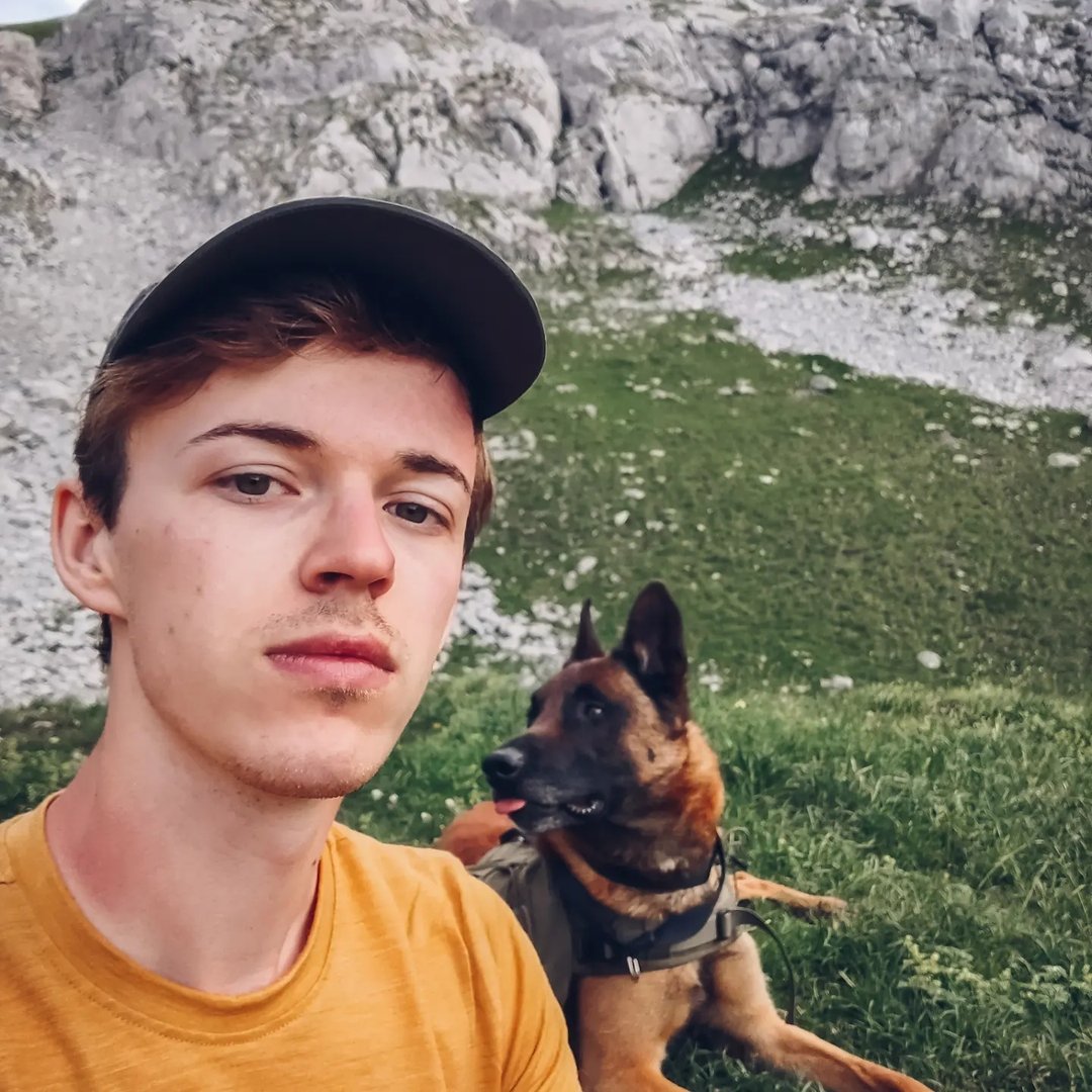 2 Belgian Explorers