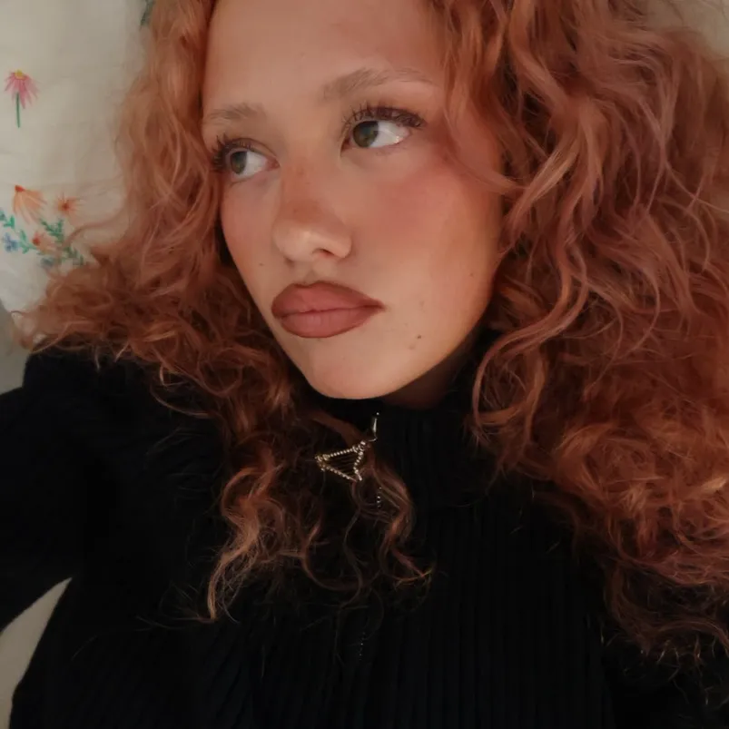 Holly Roche ♡‧₊˚
