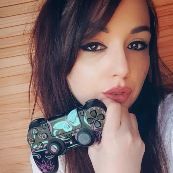 Helena 🎮♡