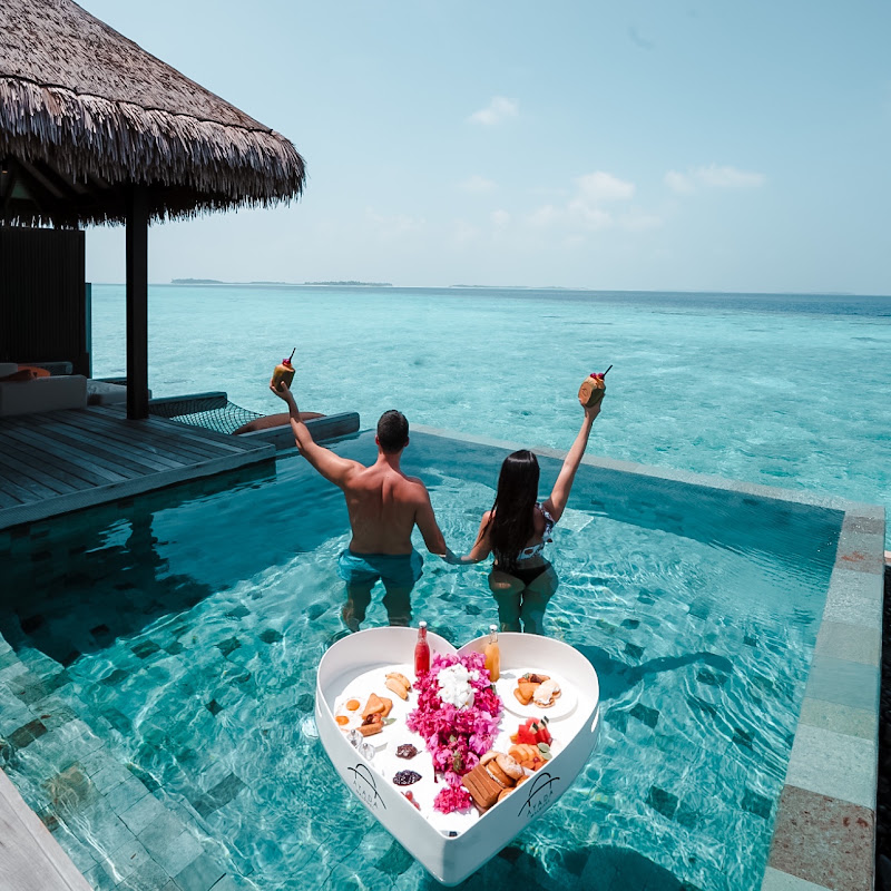 Julia Gal - Luxury Travel Content Creator🌛