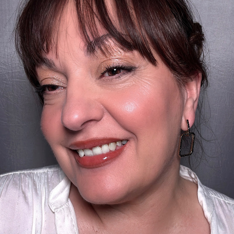 Marina Rosado / Maquilladora Especializada Piel Madura