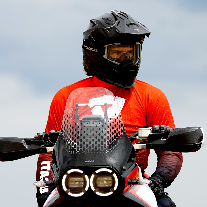 EN MOTO Con CHARLY SINEWAN
