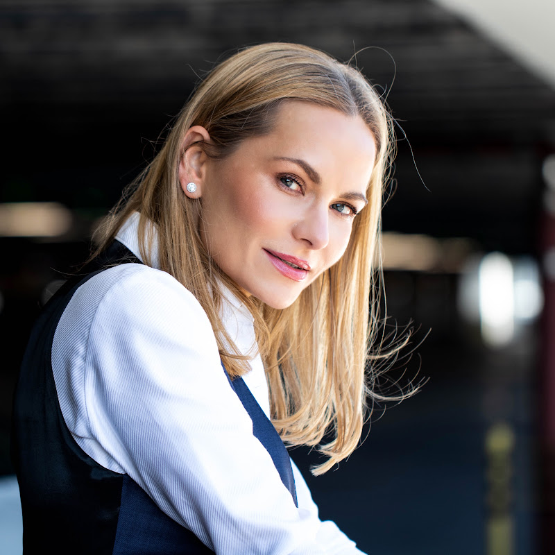 ANNA ON ROADS - CAR PRESENTER